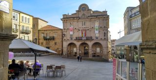 Concello de Ourense y plaza Mayor