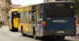 Autobús urbano en calle Progreso