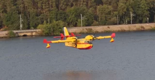 Avión recogiendo agua para apagar un incendio