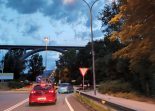 Coches en N-120 Puentes Lagunas anochecer rotonda