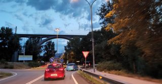 Coches en N-120 Puentes Lagunas anochecer rotonda