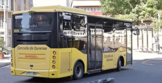 Autobús urbano en el parque de San Lázaro