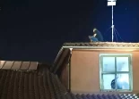 Delincuente sobre el tejado