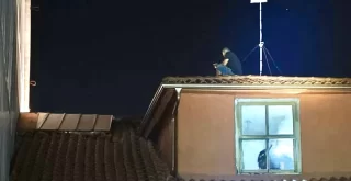 Delincuente sobre el tejado