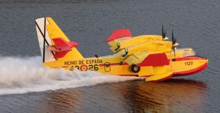 Avión en Ourense luchando contra los incendios